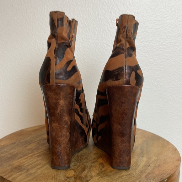 BAKERS Tiger stripe wedge ankle booties. Hidden platform. Size 9. - Picture 6 of 9